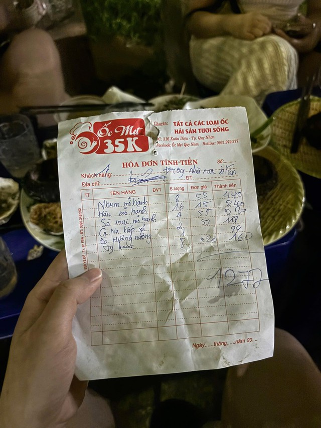Vụ quán ốc bị tố bán toàn đồ ôi thiu, cho vào miệng thấy buồn nôn: Chủ quán nói "khách rất khó chịu"- Ảnh 1.