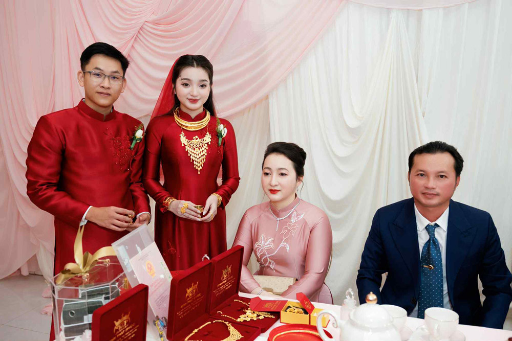 Mẹ cô dâu Hậu Giang gây sốt mạng xã hội, U40 đẹp quý phái như minh tinh trong đám cưới bạc tỷ- Ảnh 2. Mẹ cô dâu Hậu Giang gây sốt mạng xã hội, U40 đẹp quý phái như minh tinh trong đám cưới bạc tỷ- Ảnh 2.