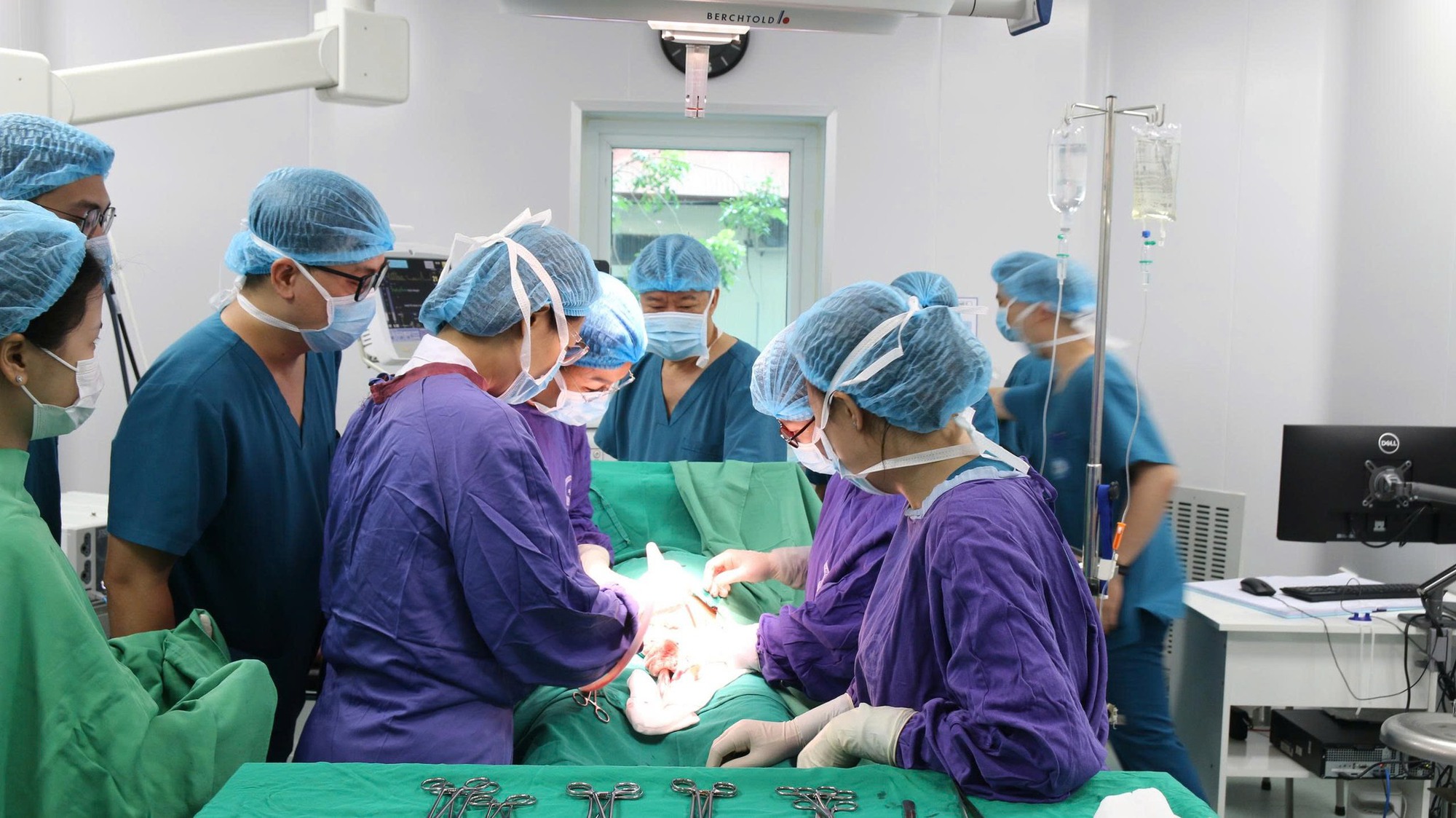 Bé trai sơ sinh ở Hà Nội tiên lượng nặng bật tiếng khóc đầu tiên, cả phòng mổ vỡ òa- Ảnh 1. Bé trai sơ sinh ở Hà Nội tiên lượng nặng bật tiếng khóc đầu tiên, cả phòng mổ vỡ òa- Ảnh 1.