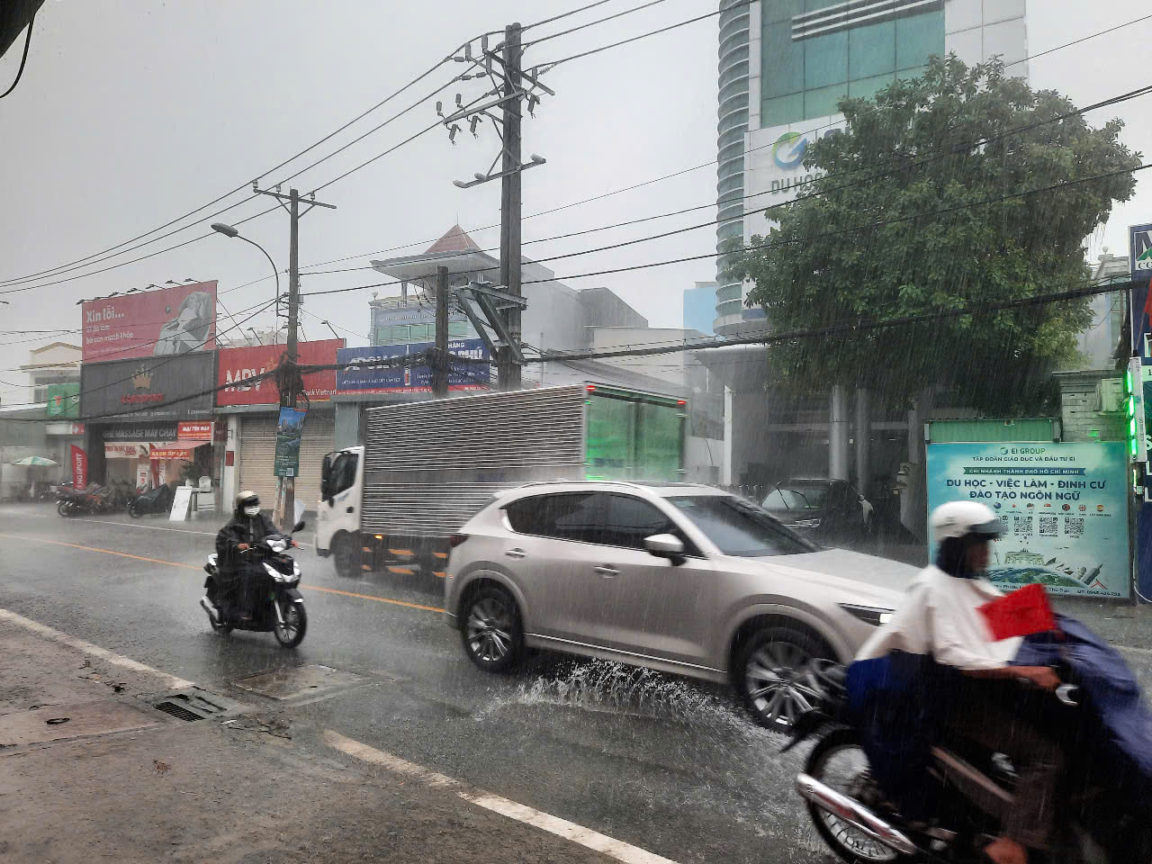Giữa trưa, TP HCM tối sầm, mưa dông xối xả- Ảnh 7. Giữa trưa, TP HCM tối sầm, mưa dông xối xả- Ảnh 7.