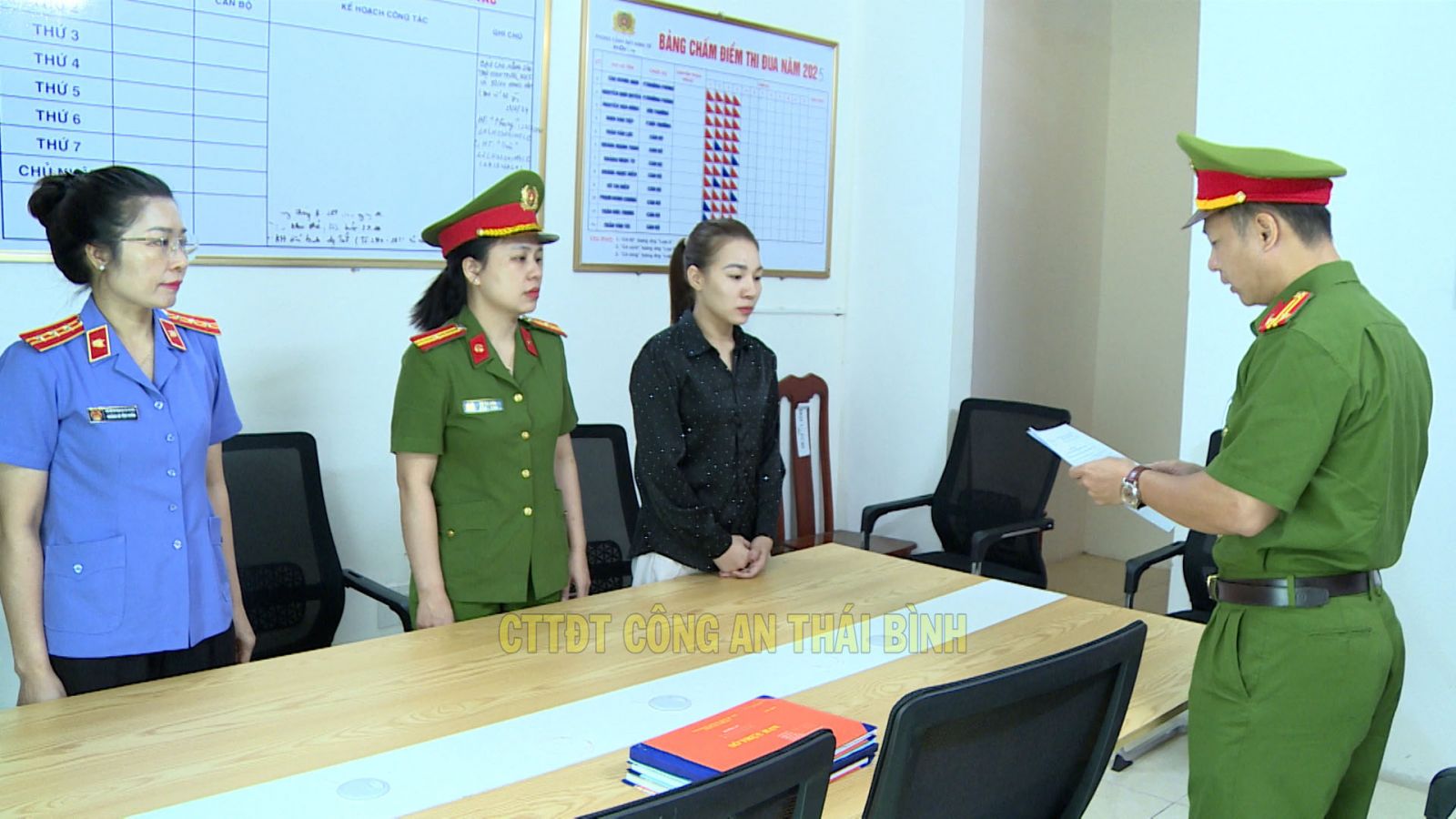 Công an thu giữ 3 tấn hàng giả là khô gà, khô bò, heo cháy tỏi- Ảnh 2. Công an thu giữ 3 tấn hàng giả là khô gà, khô bò, heo cháy tỏi- Ảnh 2.