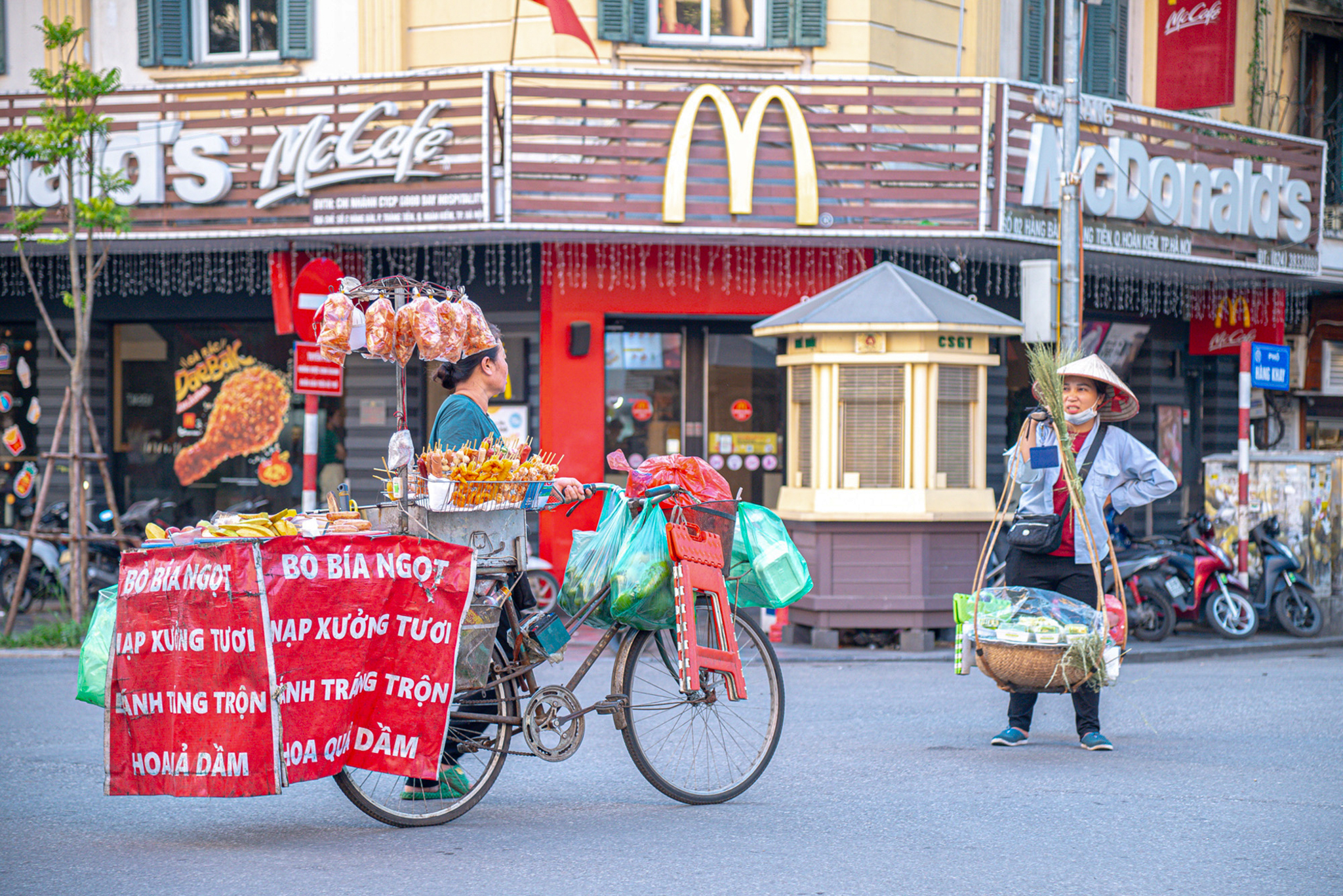 Nơi Starbucks sánh vai cùng trà đá, xiên que “bao vây” McDonald’s, bánh mì thịt xiên đặt trước Lotteria- Ảnh 6.