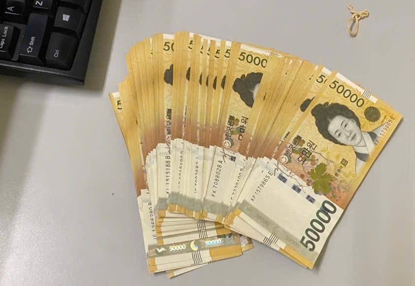 Bọc tiền 5 triệu won nằm chơ vơ ở sân bay- Ảnh 1. Bọc tiền 5 triệu won nằm chơ vơ ở sân bay- Ảnh 1.