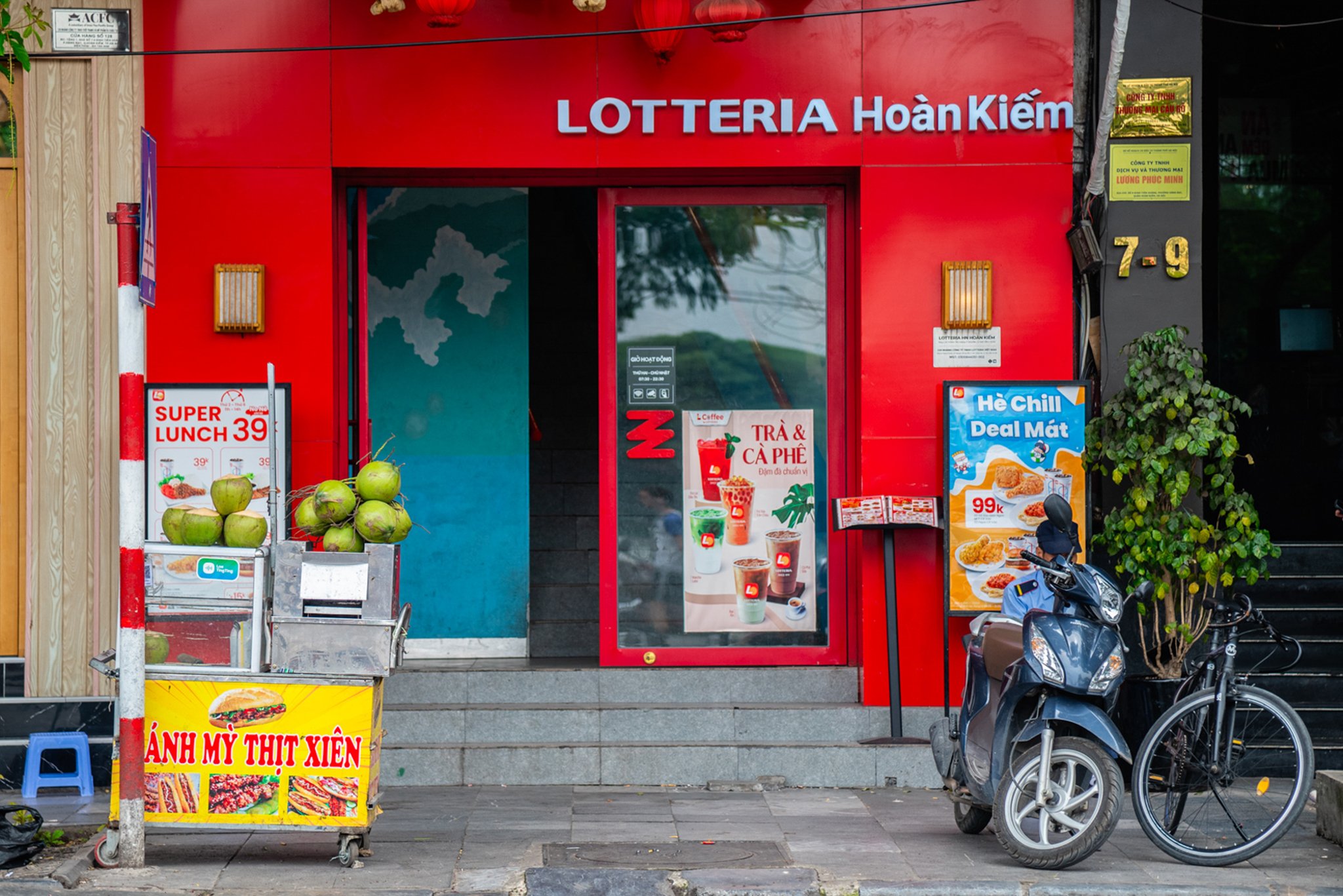 Nơi Starbucks sánh vai cùng trà đá, xiên que “bao vây” McDonald’s, bánh mì thịt xiên đặt trước Lotteria- Ảnh 8.