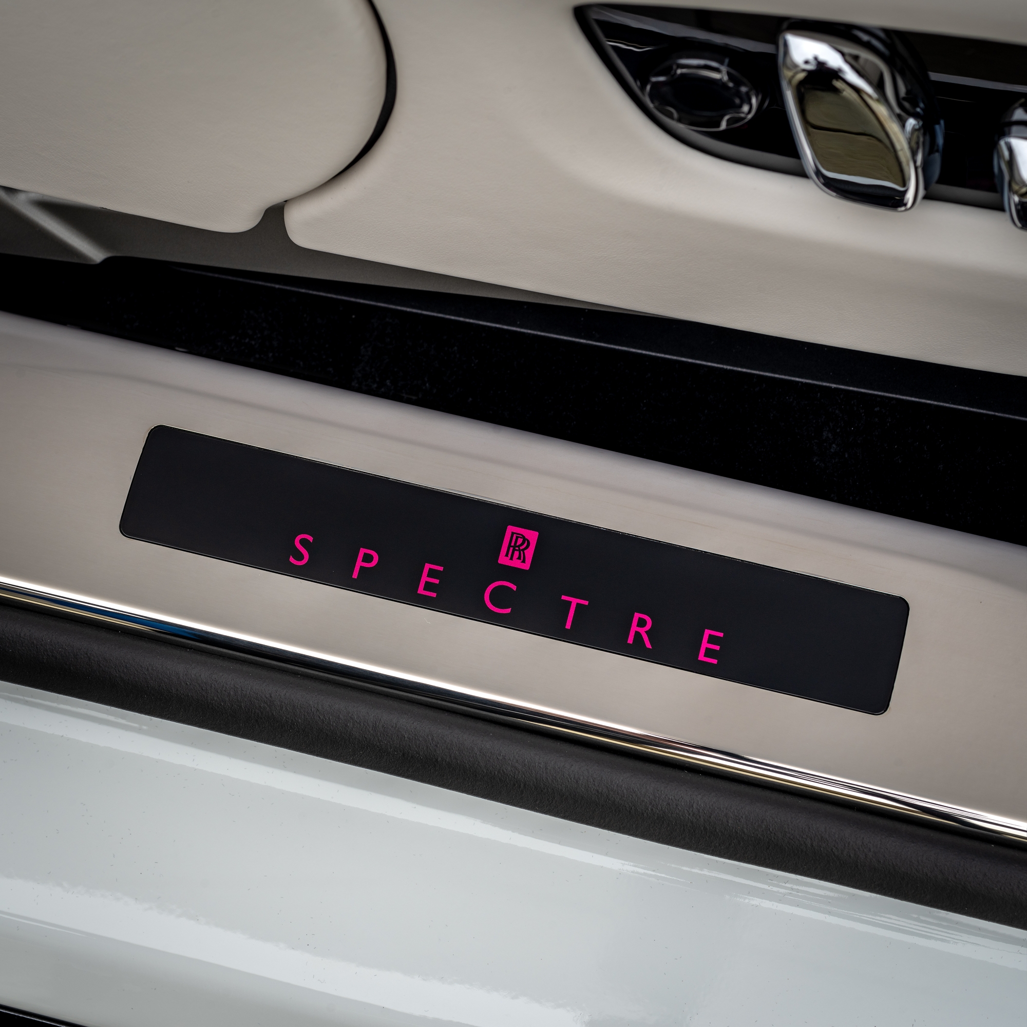 Mẹ tặng con gái Rolls-Royce Spectre hàng thửa với họa tiết hoa hồng thêu bằng kỹ thuật hoàn toàn mới- Ảnh 9. Mẹ tặng con gái Rolls-Royce Spectre hàng thửa với họa tiết hoa hồng thêu bằng kỹ thuật hoàn toàn mới- Ảnh 9.