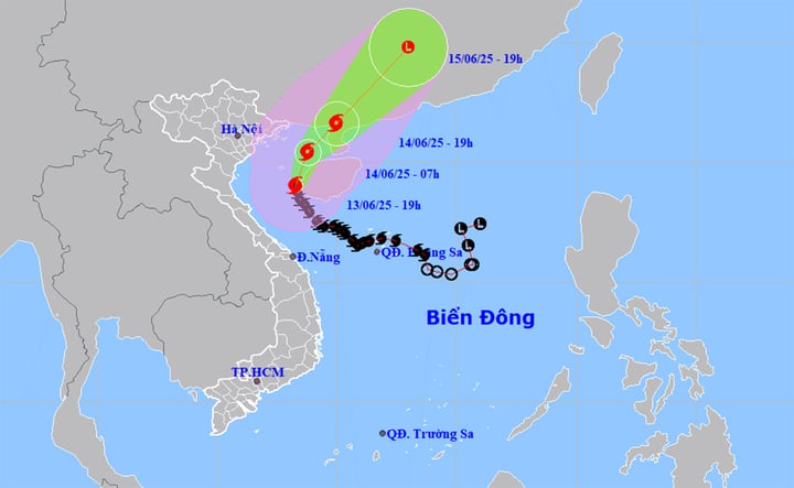 Chuyên gia: Mưa lũ gây ngập lụt ở miền Trung trong tháng 6 là hiếm gặp- Ảnh 1. Chuyên gia: Mưa lũ gây ngập lụt ở miền Trung trong tháng 6 là hiếm gặp- Ảnh 1.