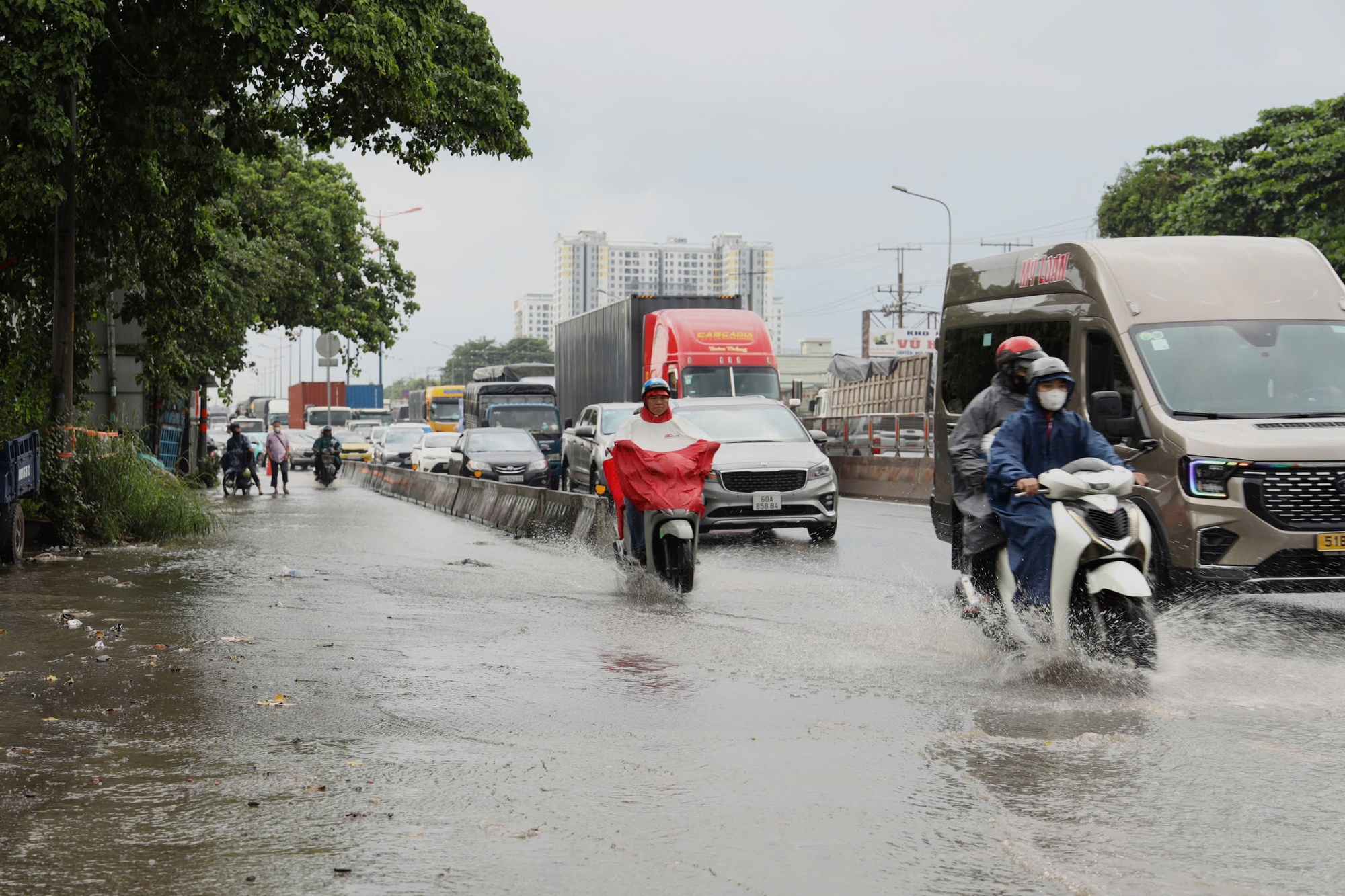Giữa trưa, TP HCM tối sầm, mưa dông xối xả- Ảnh 4. Giữa trưa, TP HCM tối sầm, mưa dông xối xả- Ảnh 4.