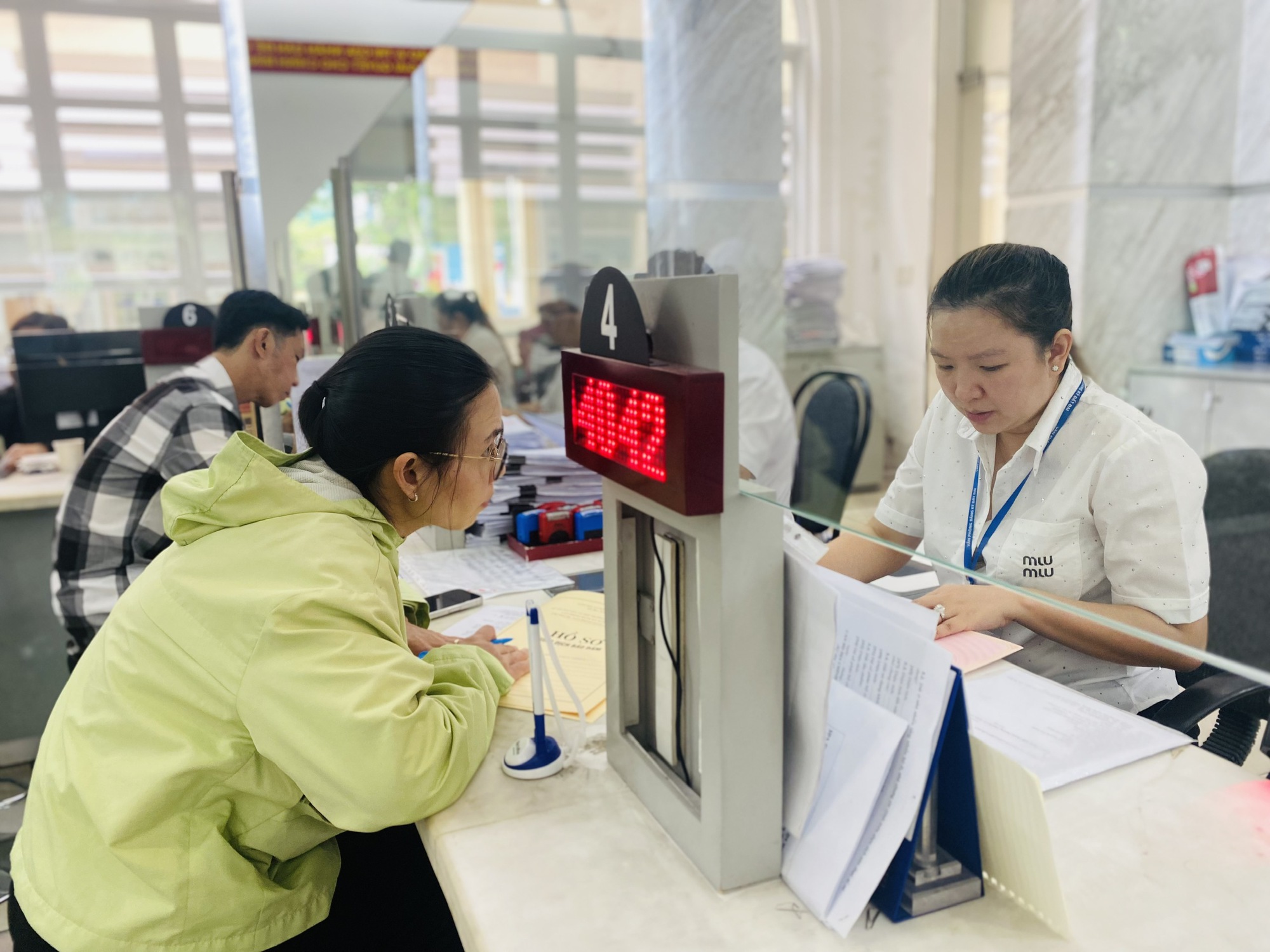Chủ tịch UBND TP HCM: Không để người dân chờ quá 20 phút để nộp hồ sơ- Ảnh 1. Chủ tịch UBND TP HCM: Không để người dân chờ quá 20 phút để nộp hồ sơ- Ảnh 1.