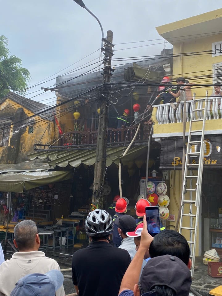 Cháy cửa hàng lưu niệm ở trung tâm phố cổ Hội An- Ảnh 1.