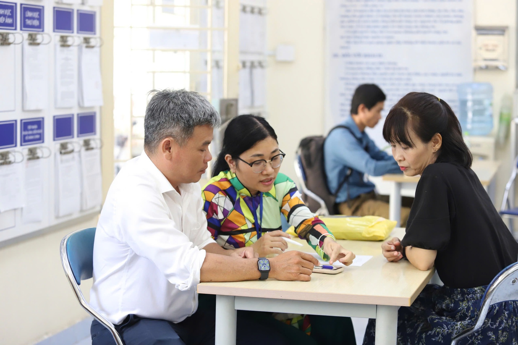 Sau sáp nhập, UBND cấp xã chính thức có các phòng chuyên môn nào?- Ảnh 1. img