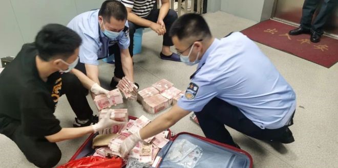 Tịch thu 8,2 tỷ đồng tiền mặt trong một công ty công nghệ, cảnh sát phải trải kín mặt bàn để kiểm kê- Ảnh 4.