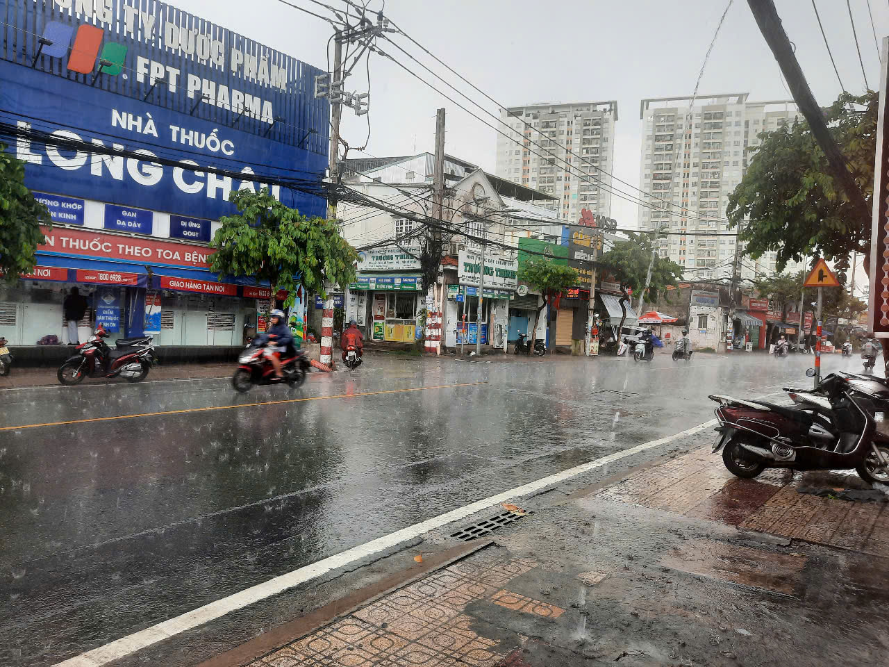Giữa trưa, TP HCM tối sầm, mưa dông xối xả- Ảnh 5. Giữa trưa, TP HCM tối sầm, mưa dông xối xả- Ảnh 5.