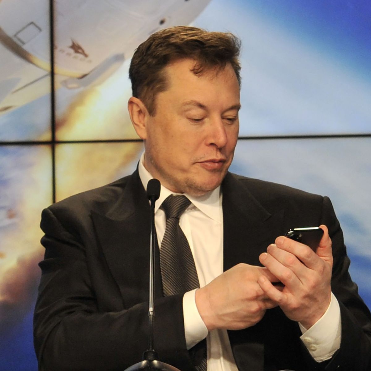 Tỷ phú Elon Musk dùng điện thoại như thế nào? Bí mật đằng sau sự thành công của người giàu nhất thế giới