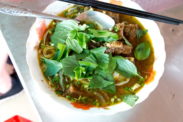 Khách Tây thốt lên khi trải nghiệm ẩm thực đường phố ở TP.HCM: Các món ngon có ở khắp mọi nơi- Ảnh 5. Khách Tây thốt lên khi trải nghiệm ẩm thực đường phố ở TP.HCM: Các món ngon có ở khắp mọi nơi- Ảnh 5.