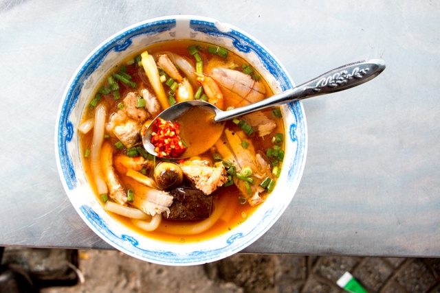 Khách Tây thốt lên khi trải nghiệm ẩm thực đường phố ở TP.HCM: Các món ngon có ở khắp mọi nơi- Ảnh 4. Khách Tây thốt lên khi trải nghiệm ẩm thực đường phố ở TP.HCM: Các món ngon có ở khắp mọi nơi- Ảnh 4.