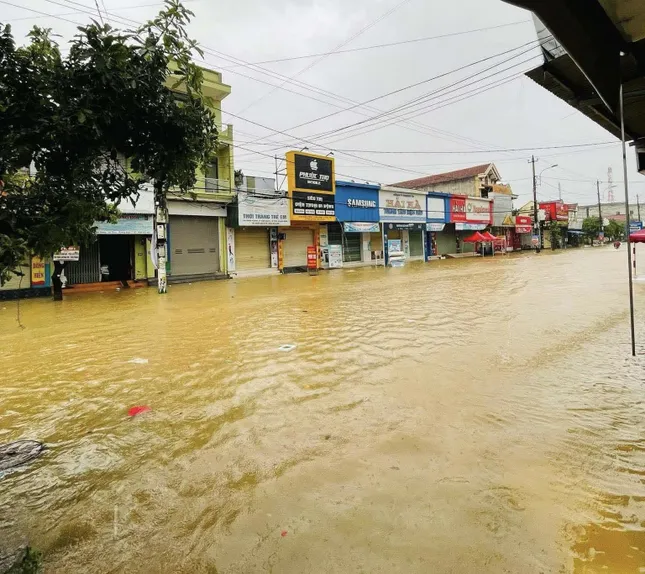 Mưa lũ tại miền Trung diễn biến phức tạp: Vỡ đập chứa 1 triệu m3 nước ở Quảng Bình- Ảnh 3. Mưa lũ tại miền Trung diễn biến phức tạp: Vỡ đập chứa 1 triệu m3 nước ở Quảng Bình- Ảnh 3.