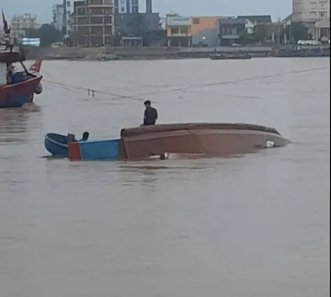 Mưa lũ tại miền Trung diễn biến phức tạp: Vỡ đập chứa 1 triệu m3 nước ở Quảng Bình- Ảnh 6. Mưa lũ tại miền Trung diễn biến phức tạp: Vỡ đập chứa 1 triệu m3 nước ở Quảng Bình- Ảnh 6.