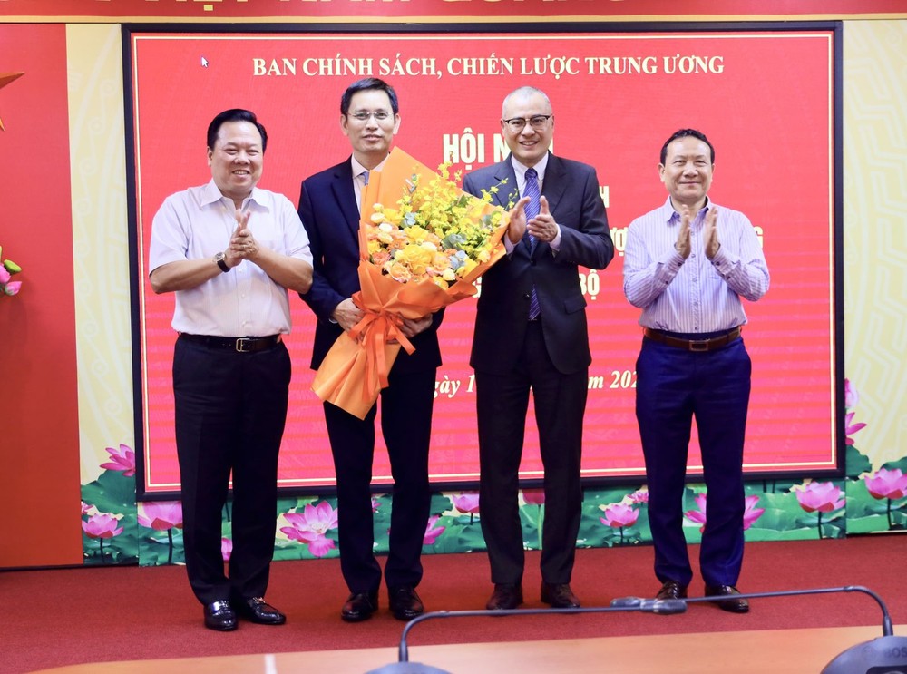 Chủ tịch HĐTV Mobifone giữ chức Vụ trưởng của Ban Chính sách, chiến lược Trung ương- Ảnh 2. Chủ tịch HĐTV Mobifone giữ chức Vụ trưởng của Ban Chính sách, chiến lược Trung ương- Ảnh 2.