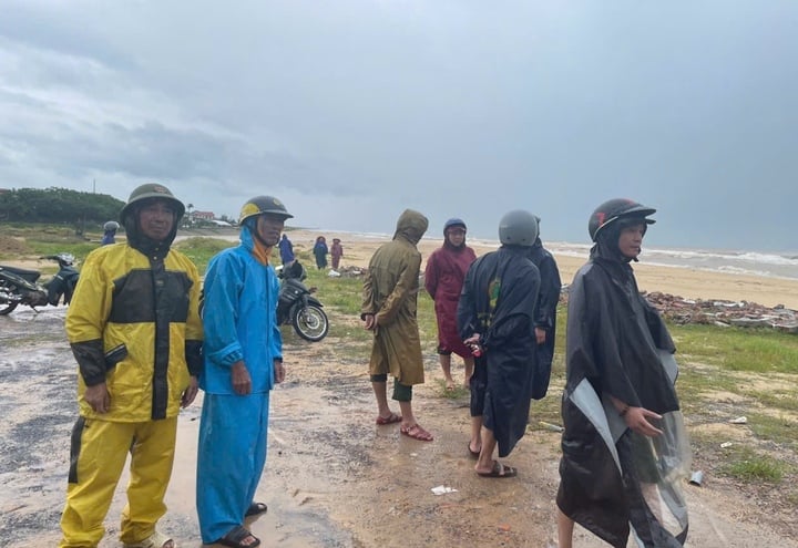 Một đoạn đập ở Quảng Bình bị vỡ, nước lũ tràn về hạ du- Ảnh 2.