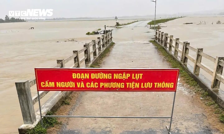 Chuyên gia: Mưa lũ gây ngập lụt ở miền Trung trong tháng 6 là hiếm gặp- Ảnh 2. Chuyên gia: Mưa lũ gây ngập lụt ở miền Trung trong tháng 6 là hiếm gặp- Ảnh 2.