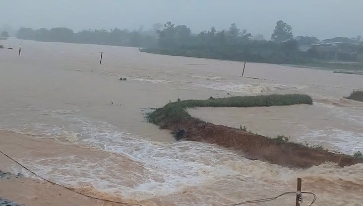 Một đoạn đập ở Quảng Bình bị vỡ, nước lũ tràn về hạ du- Ảnh 1.