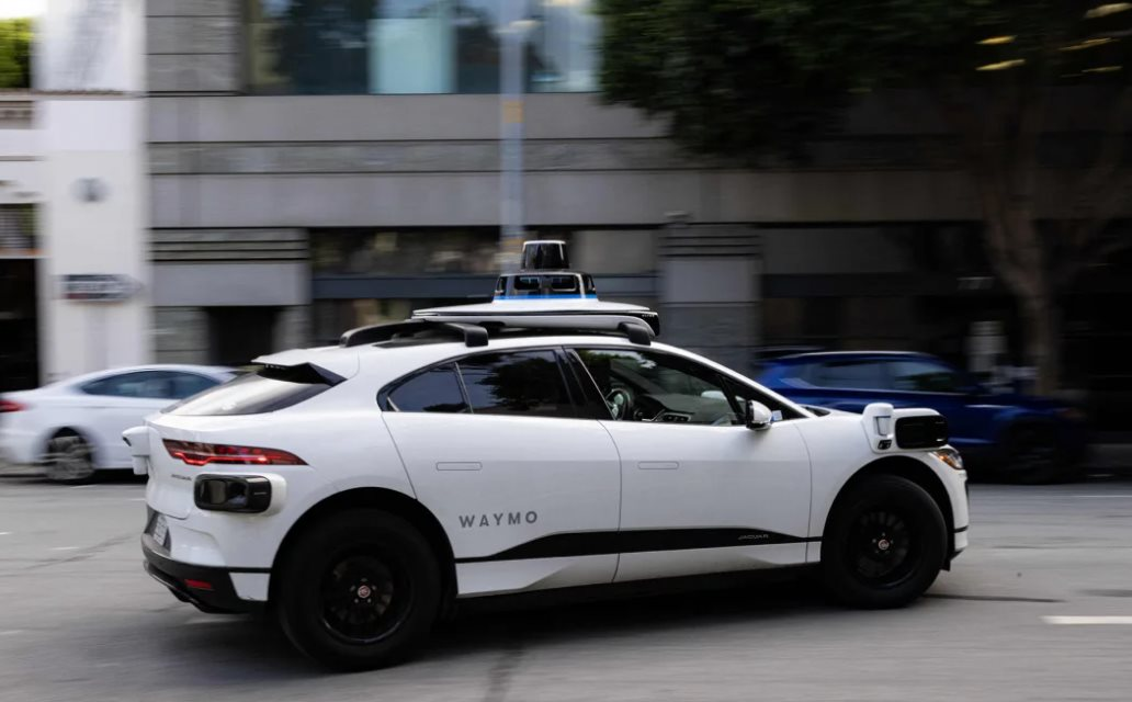 Bỏ mặc thế giới làm xe điện, Elon Musk tuyên bố Tesla sắp có dịch vụ mới ước mang về doanh thu 1.000 tỷ USD, hiện 'chưa thấy ai là đối thủ xứng tầm'- Ảnh 2. Bỏ mặc thế giới làm xe điện, Elon Musk tuyên bố Tesla sắp có dịch vụ mới ước mang về doanh thu 1.000 tỷ USD, hiện 'chưa thấy ai là đối thủ xứng tầm'- Ảnh 2.
