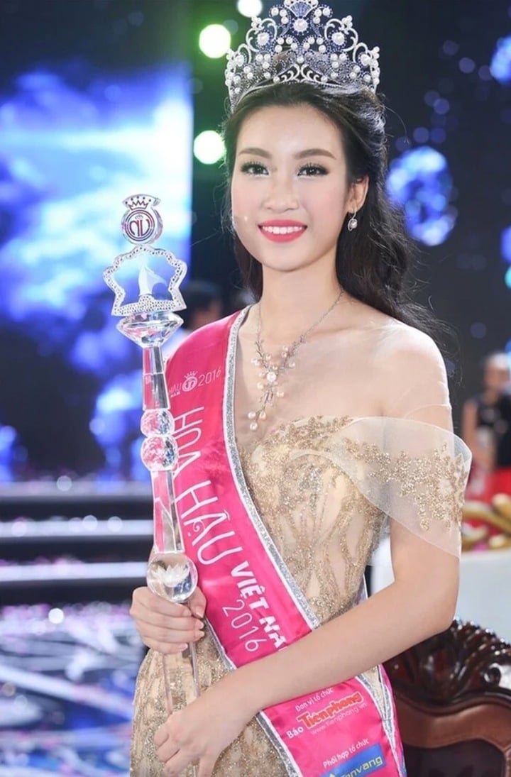 Sau 3 năm lấy chồng chủ tịch, 'Hoa hậu nghèo nhất Việt Nam' giờ thế nào?- Ảnh 1. Sau 3 năm lấy chồng chủ tịch, 'Hoa hậu nghèo nhất Việt Nam' giờ thế nào?- Ảnh 1.