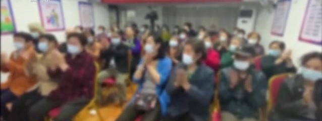 Tịch thu 8,2 tỷ đồng tiền mặt trong một công ty công nghệ, cảnh sát phải trải kín mặt bàn để kiểm kê- Ảnh 1.