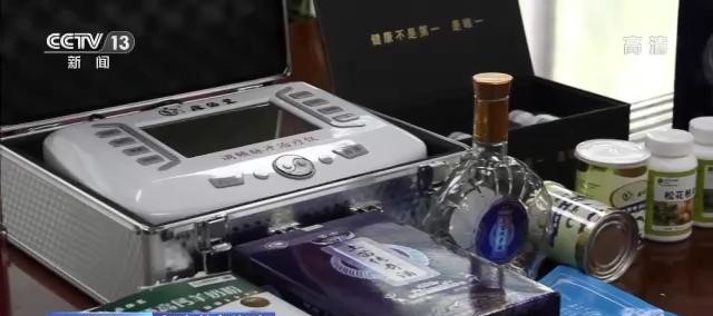 Tịch thu 8,2 tỷ đồng tiền mặt trong một công ty công nghệ, cảnh sát phải trải kín mặt bàn để kiểm kê- Ảnh 2.