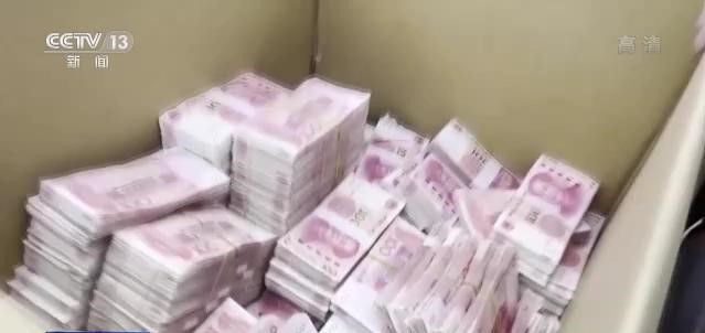 Tịch thu 8,2 tỷ đồng tiền mặt trong một công ty công nghệ, cảnh sát phải trải kín mặt bàn để kiểm kê- Ảnh 3.