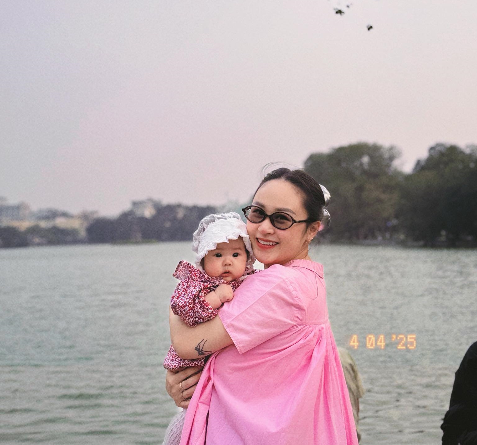 Con gái diva Thanh Lam chính thức gia nhập hội hot mom Việt, không ngờ mới sinh được 6 tháng mà nhan sắc cả mẹ và bé đều rực rỡ đến thế này!- Ảnh 3. Con gái diva Thanh Lam chính thức gia nhập hội hot mom Việt, không ngờ mới sinh được 6 tháng mà nhan sắc cả mẹ và bé đều rực rỡ đến thế này!- Ảnh 3.