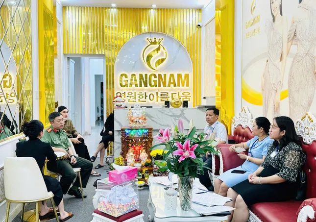 Công an kiểm tra thẩm mỹ viện căng da mặt cho khách ở gần phòng bếp- Ảnh 1. Công an kiểm tra thẩm mỹ viện căng da mặt cho khách ở gần phòng bếp- Ảnh 1.