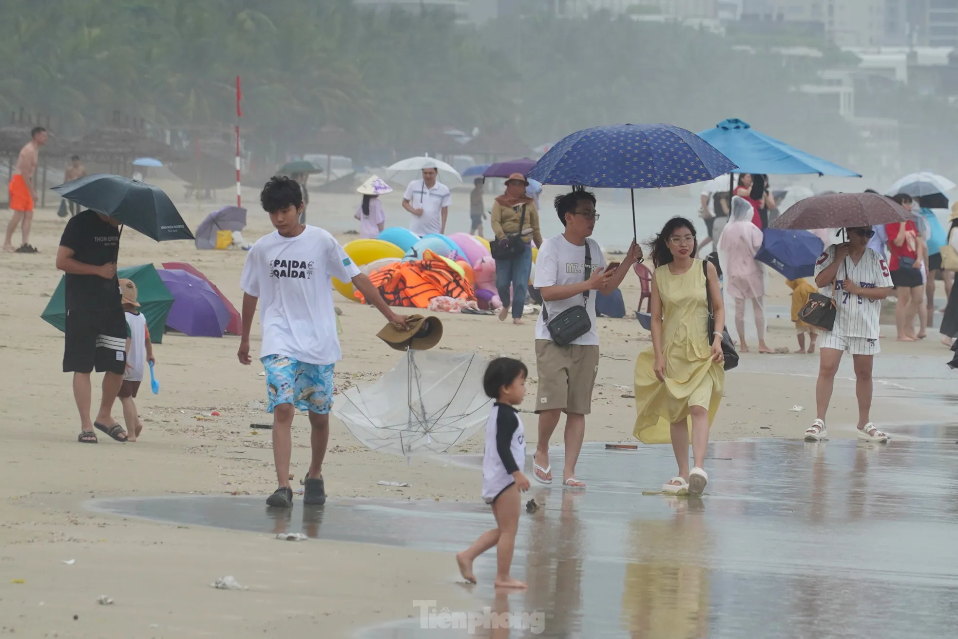 Dành dụm cả năm để đi du lịch Đà Nẵng thì... dính bão- Ảnh 5. Dành dụm cả năm để đi du lịch Đà Nẵng thì... dính bão- Ảnh 5.