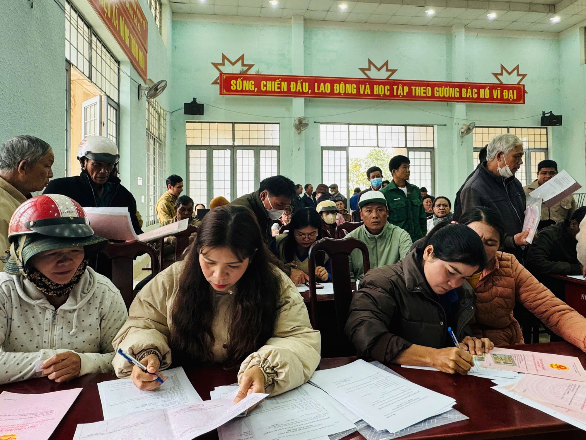 Sau sáp nhập tỉnh thành, người dân được dùng giấy tờ cũ đến khi nào?- Ảnh 1. Sau sáp nhập tỉnh thành, người dân được dùng giấy tờ cũ đến khi nào?- Ảnh 1.