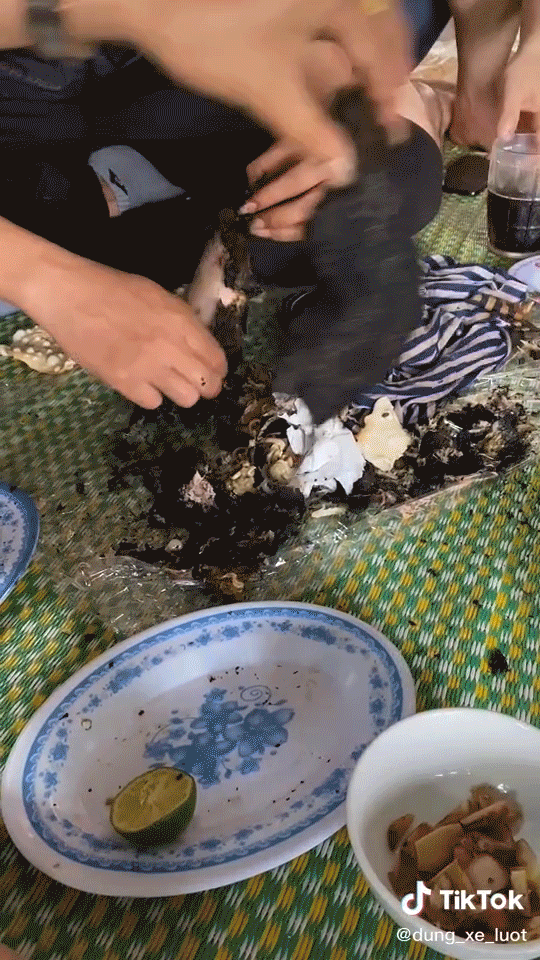 Món đen sì như than cháy khiến ai cũng tưởng khoai nướng, hoá ra là đặc sản Món đen sì như than cháy khiến ai cũng tưởng khoai nướng, hoá ra là đặc sản