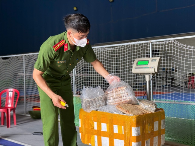Rùng mình hình ảnh 20 tấn nội tạng bò, gà nấm mốc, bốc mùi hôi thối ém trong container đông lạnh- Ảnh 8. Rùng mình hình ảnh 20 tấn nội tạng bò, gà nấm mốc, bốc mùi hôi thối ém trong container đông lạnh- Ảnh 8.
