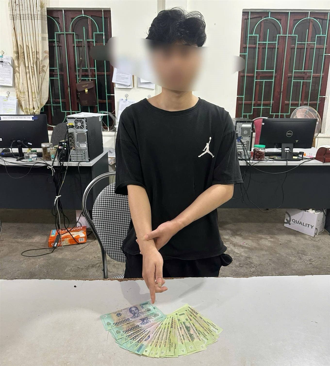 Thanh niên 2k1 lừa đảo một người phụ nữ 8 lần, bị Công an bắt quả tang khi đang nhận tiền- Ảnh 1. Thanh niên 2k1 lừa đảo một người phụ nữ 8 lần, bị Công an bắt quả tang khi đang nhận tiền- Ảnh 1.