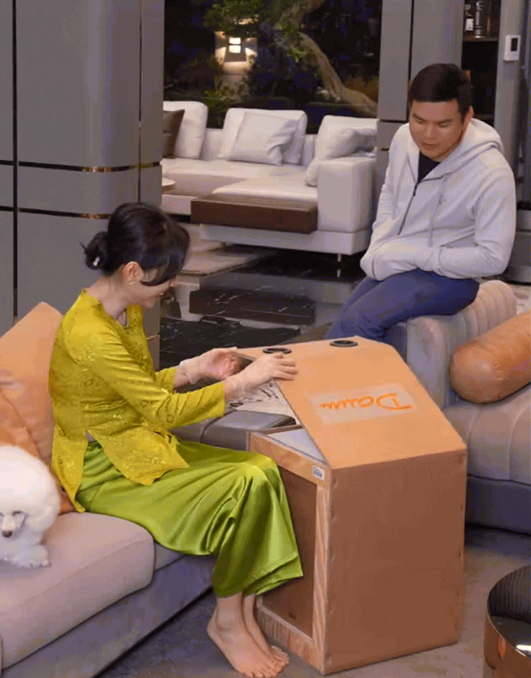 "Á hậu khéo nịnh chồng" chi 900 triệu mua quà sinh nhật chồng, ông xã phán ngay câu: "Toàn đồ linh tinh"- Ảnh 1. "Á hậu khéo nịnh chồng" chi 900 triệu mua quà sinh nhật chồng, ông xã phán ngay câu: "Toàn đồ linh tinh"- Ảnh 1.