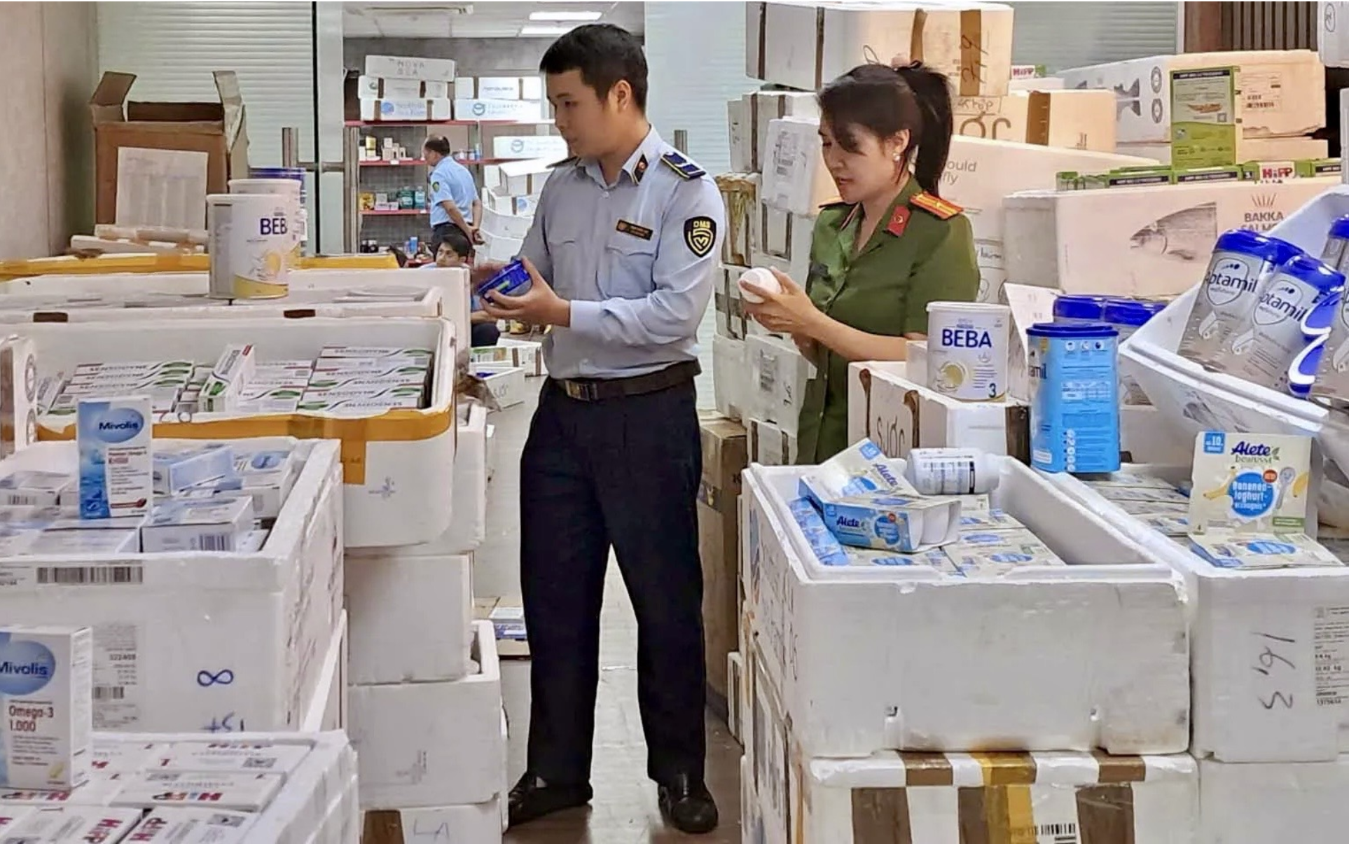 Hà Nội: Thu giữ hàng nghìn hộp sữa bột, thực phẩm chức năng, mỹ phẩm Đức không rõ nguồn gốc- Ảnh 1. Hà Nội: Thu giữ hàng nghìn hộp sữa bột, thực phẩm chức năng, mỹ phẩm Đức không rõ nguồn gốc- Ảnh 1.