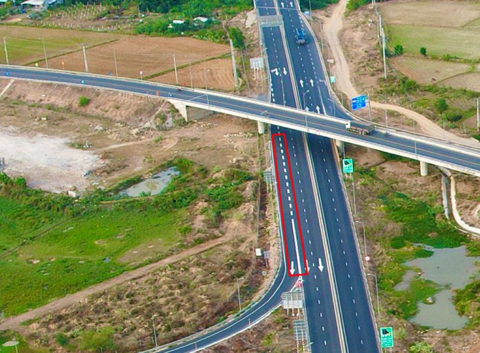 Sửa vạch kẻ bất cập khiến nhiều tài xế bị phạt trên tuyến cao tốc Vĩnh Hảo - Phan Thiết- Ảnh 1. Sửa vạch kẻ bất cập khiến nhiều tài xế bị phạt trên tuyến cao tốc Vĩnh Hảo - Phan Thiết- Ảnh 1.