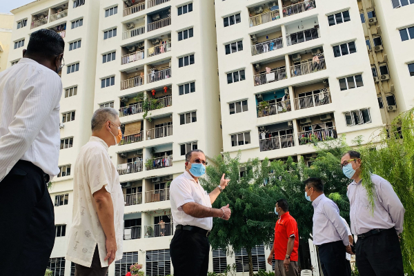 Người đàn ông mua gần 80 căn hộ ở 4 tầng chung cư để cải tạo, hàng trăm hộ dân đồng loạt phản đối: "Chúng tôi báo cảnh sát"- Ảnh 2. Người đàn ông mua gần 80 căn hộ ở 4 tầng chung cư để cải tạo, hàng trăm hộ dân đồng loạt phản đối: "Chúng tôi báo cảnh sát"- Ảnh 2.