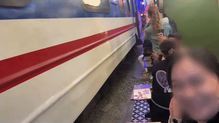 Vụ khách Tây suýt bị tàu cán ở phố cà phê đường tàu Hà Nội: Hé lộ khoảnh khắc kinh hãi, công an vào cuộc- Ảnh 1.