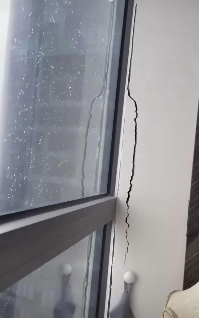Người đàn ông mua gần 80 căn hộ ở 4 tầng chung cư để cải tạo, hàng trăm hộ dân đồng loạt phản đối: "Chúng tôi báo cảnh sát"- Ảnh 3. Người đàn ông mua gần 80 căn hộ ở 4 tầng chung cư để cải tạo, hàng trăm hộ dân đồng loạt phản đối: "Chúng tôi báo cảnh sát"- Ảnh 3.