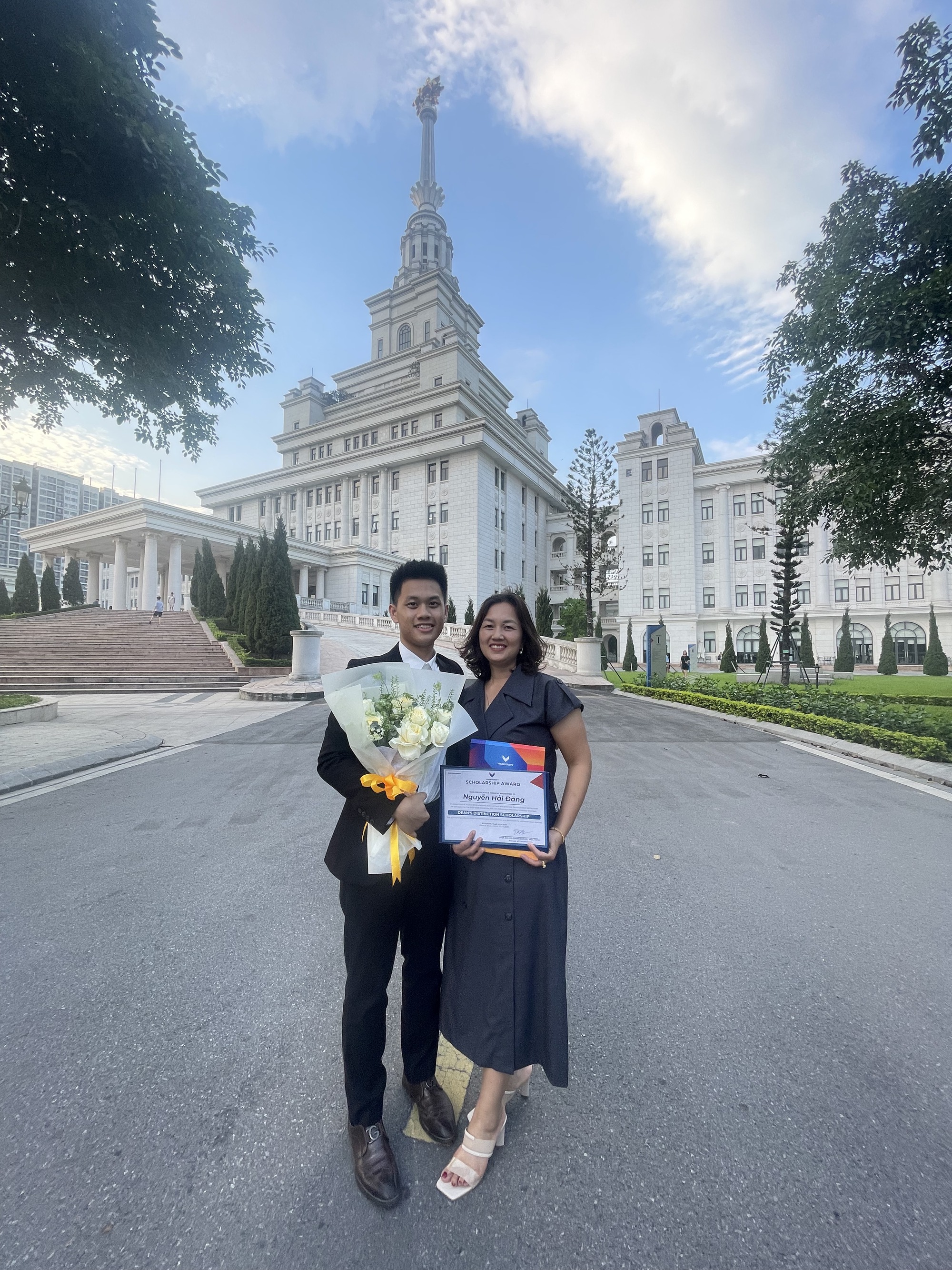 Nam sinh "đa nhiệm" nhất mùa hè này: Thức phỏng vấn lúc 3h sáng, vừa đi học vừa kinh doanh vẫn ẵm trọn học bổng 45 tỷ từ 20 trường- Ảnh 4. Nam sinh "đa nhiệm" nhất mùa hè này: Thức phỏng vấn lúc 3h sáng, vừa đi học vừa kinh doanh vẫn ẵm trọn học bổng 45 tỷ từ 20 trường- Ảnh 4.