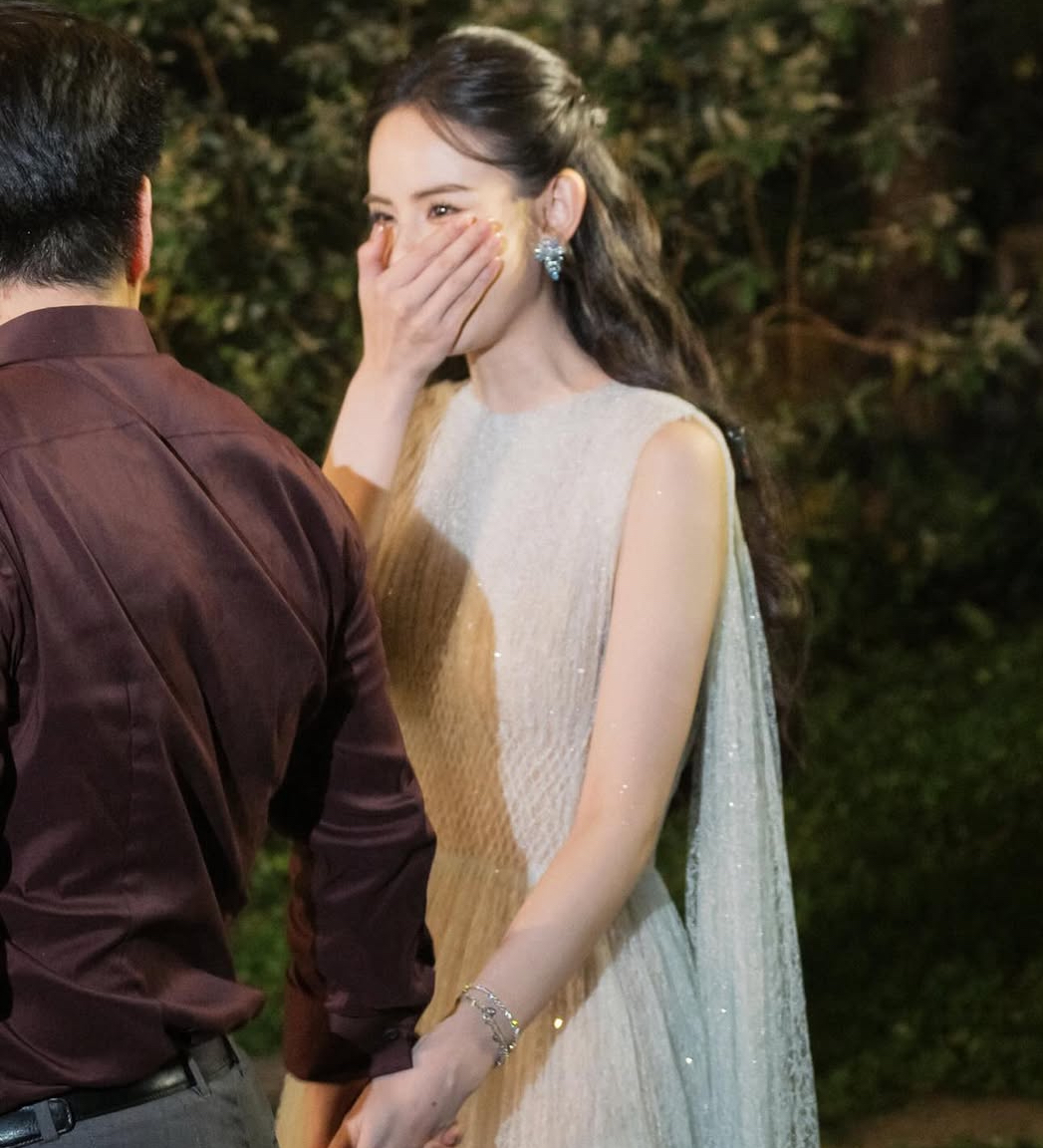 HOT: Lộ khoảnh khắc mỹ nhân 2k2 được chồng gia thế khủng cầu hôn sau 3 tháng yêu, netizen nhìn vào chỉ thắc mắc 1 chuyện!- Ảnh 3. HOT: Lộ khoảnh khắc mỹ nhân 2k2 được chồng gia thế khủng cầu hôn sau 3 tháng yêu, netizen nhìn vào chỉ thắc mắc 1 chuyện!- Ảnh 3.