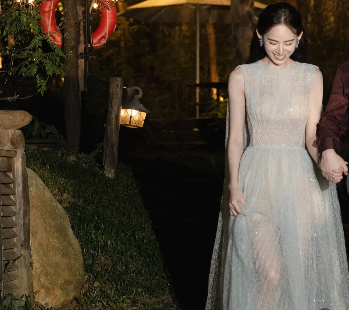 HOT: Lộ khoảnh khắc mỹ nhân 2k2 được chồng gia thế khủng cầu hôn sau 3 tháng yêu, netizen nhìn vào chỉ thắc mắc 1 chuyện!- Ảnh 5. HOT: Lộ khoảnh khắc mỹ nhân 2k2 được chồng gia thế khủng cầu hôn sau 3 tháng yêu, netizen nhìn vào chỉ thắc mắc 1 chuyện!- Ảnh 5.