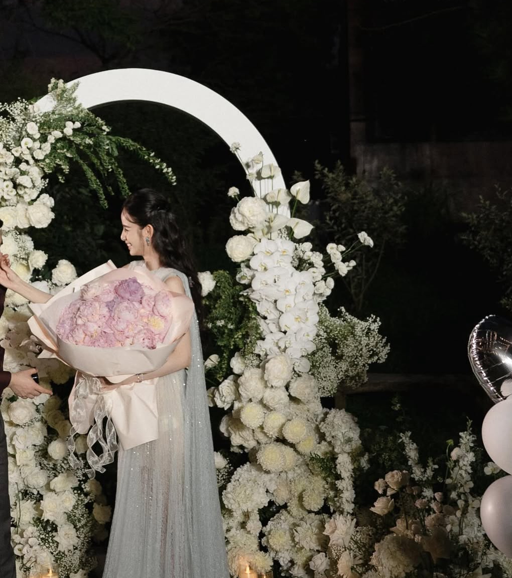 HOT: Lộ khoảnh khắc mỹ nhân 2k2 được chồng gia thế khủng cầu hôn sau 3 tháng yêu, netizen nhìn vào chỉ thắc mắc 1 chuyện!- Ảnh 2. HOT: Lộ khoảnh khắc mỹ nhân 2k2 được chồng gia thế khủng cầu hôn sau 3 tháng yêu, netizen nhìn vào chỉ thắc mắc 1 chuyện!- Ảnh 2.