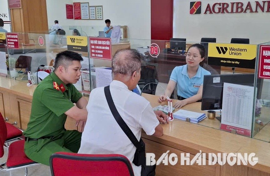 Có 3 sổ tiết kiệm, cụ ông 79 tuổi chỉ rút 1 quyển để chuyển khoản 200 triệu đồng: Nhân viên Agribank nhận giao dịch, rồi báo công an- Ảnh 1. Có 3 sổ tiết kiệm, cụ ông 79 tuổi chỉ rút 1 quyển để chuyển khoản 200 triệu đồng: Nhân viên Agribank nhận giao dịch, rồi báo công an- Ảnh 1.