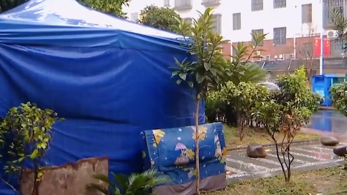 Doanh nhân chi 23 tỷ đồng mua biệt thự, ngày dọn đến bố mẹ chủ cũ dựng lều trước cổng: "Anh chỉ mua nhà, không mua lối đi"- Ảnh 2. Doanh nhân chi 23 tỷ đồng mua biệt thự, ngày dọn đến bố mẹ chủ cũ dựng lều trước cổng: "Anh chỉ mua nhà, không mua lối đi"- Ảnh 2.