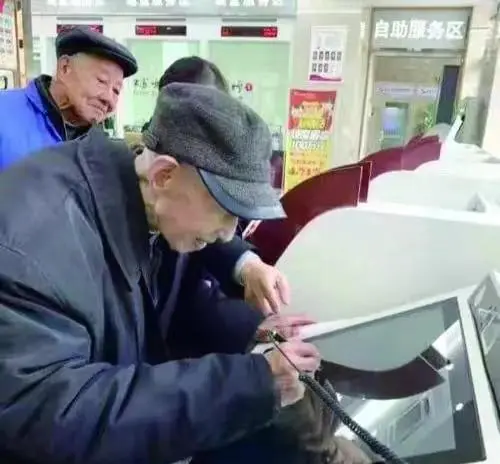 Ra ATM rút tiền để đi chợ, cụ ông 72 tuổi choáng váng vì có tiền giả: Ngân hàng thẳng thừng nói "Không liên quan!"- Ảnh 2.